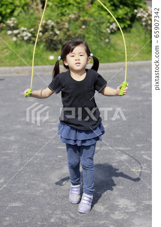 跳繩的嬰兒（5歲兒童） 65907342