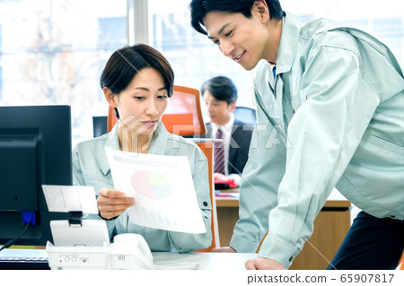辦公室工作人員工作服研究員辦公桌工作 辦公室工作人員工作服研究員辦公桌工作 65907817