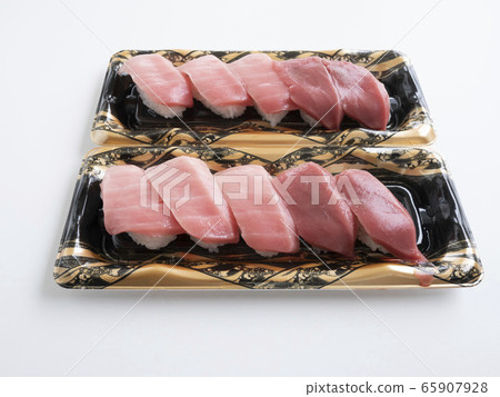 日本壽司拼盤的新鮮外賣金槍魚 日本壽司拼盤的新鮮外賣金槍魚 65907928