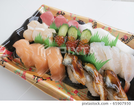 Take out a sushi platter of fresh fish and eat with your family 65907930