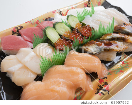Assorted fresh Japanese fish sushi 65907932