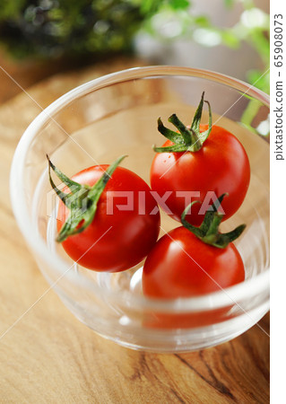 在玻璃的微型蕃茄 65908073