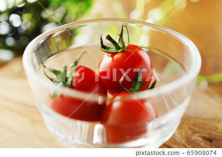 Mini tomatoes in a glass 65908074