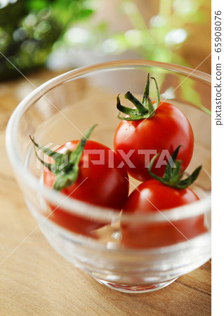 在玻璃的微型蕃茄 65908076