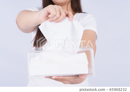 Delicate female hands pulling a white tissue paper 65908232