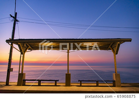 Dusk at Shimonada Station ① 65908875
