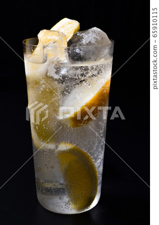 Chilled highballs and lemon sour Chilled highballs and lemon sour 65910115