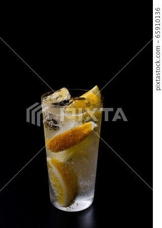 冷凍高球和檸檬酸 冷凍高球和檸檬酸 65910136