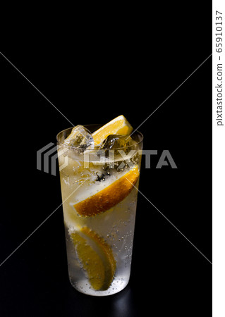冷凍高球和檸檬酸 冷凍高球和檸檬酸 65910137
