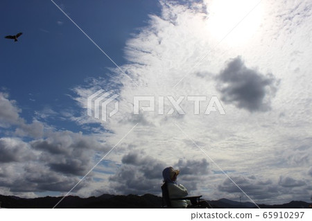 Sun and clouds 65910297