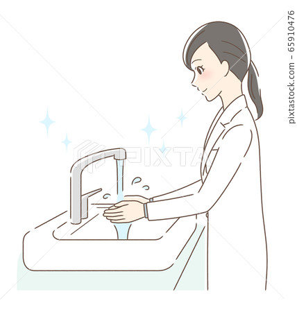 一個女人用自來水洗手 一個女人用自來水洗手 65910476