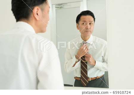 Business man, middle-aged man, lifestyle image Business man, middle-aged man, lifestyle image 65910724