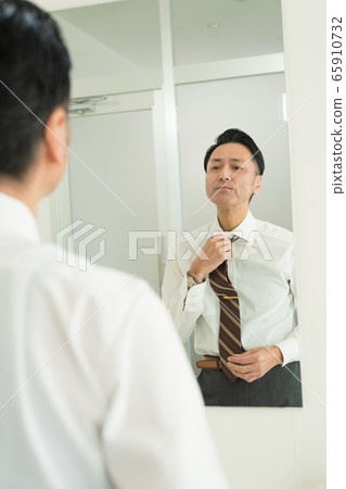 Business man, middle-aged man, lifestyle image 65910732
