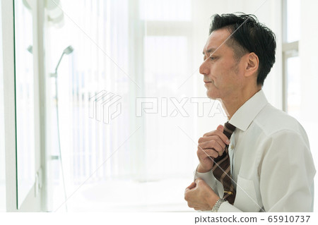 Business man, middle-aged man, lifestyle image 65910737