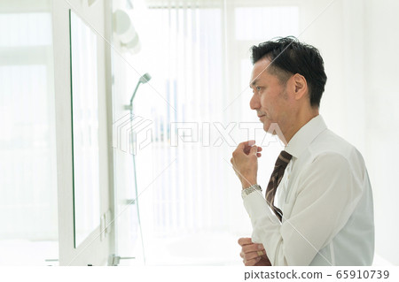 Business man, middle-aged man, lifestyle image 65910739