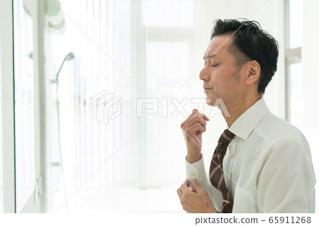 Business man, middle-aged man, lifestyle image Business man, middle-aged man, lifestyle image 65911268