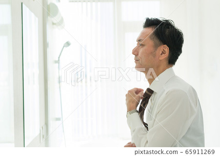 Business man, middle-aged man, lifestyle image 65911269