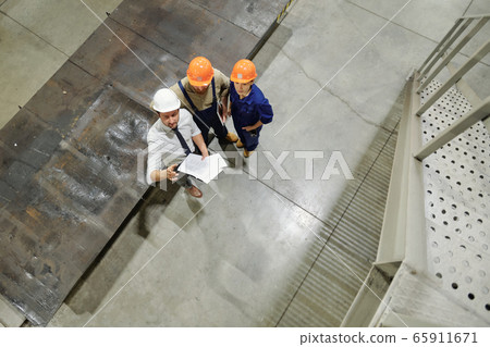 Explaining sketch to manual workers 65911671