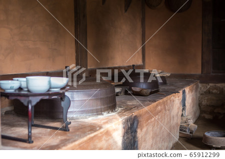 傳統的房子，由茅草的屋頂和廚房組成 65912299