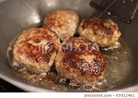 Bake a hamburger steak Bake a hamburger steak 65912461