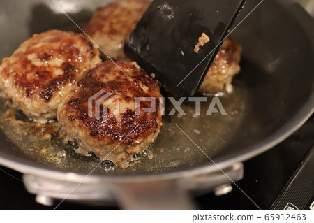 Hamburger in the middle of baking 65912463