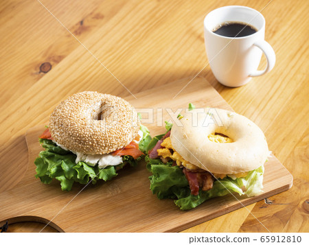 百吉餅三明治培根蛋三文魚奶油芝士 百吉餅三明治培根蛋三文魚奶油芝士 65912810