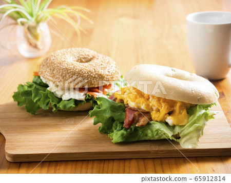 Bagel sandwich bacon egg salmon cream cheese Bagel sandwich bacon egg salmon cream cheese 65912814