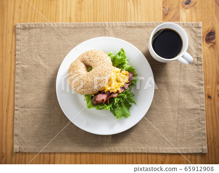 Bagel sandwich bacon egg Bagel sandwich bacon egg 65912908