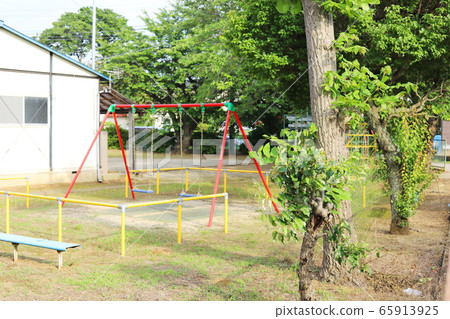 Park with no people Early summer scenery Park with no people Early summer scenery 65913925