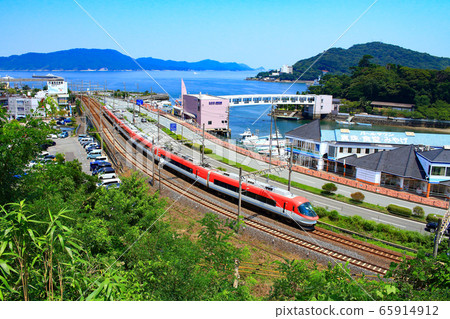 Townscape of Toba City and Kintetsu Train 65914912