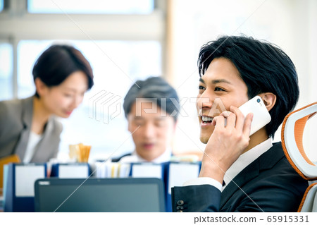 Businessman office smartphone smartphone phone Businessman office smartphone smartphone phone 65915331