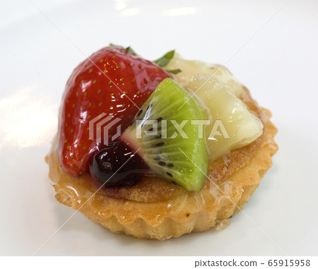 Mini fruit cake with fresh berries. 65915958