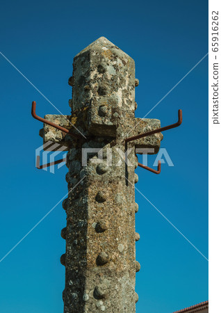 Top of carved stone pillory with blue sky in Marvao Top of carved stone pillory with blue sky in Marvao 65916262