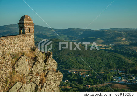 Small watchtower and stone wall over cliff in Marvao 65916296
