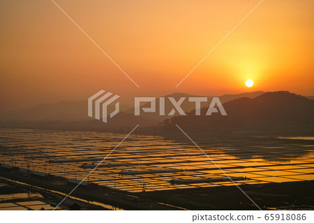 Sunset at Taepyeong Yeomjeon in Jeungnam, Sinan-gun, Jeollanam-do 65918086
