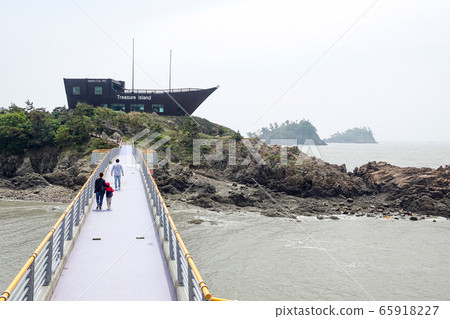 Jeungdo, Sinan-gun, Jeollanam-do, Treasure Island where treasures were found 600 years ago 65918227