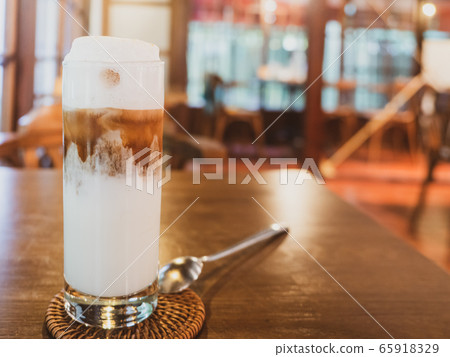 bistro interior 65918329