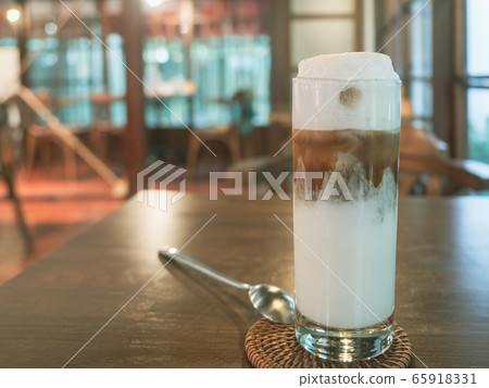 bistro interior 65918331