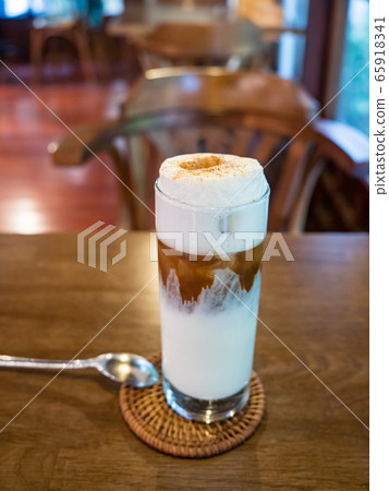 bistro interior 65918341