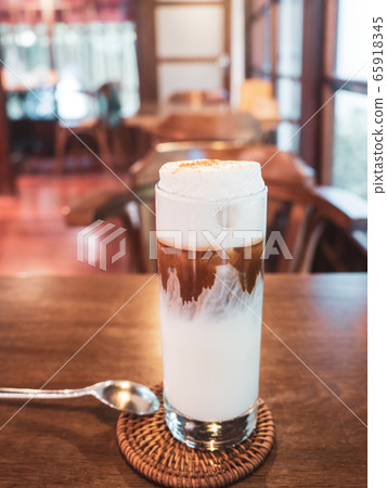 bistro interior 65918345