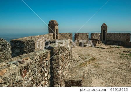 Courtyard with walls and rusty cannon at the Marvao Castle 65918413