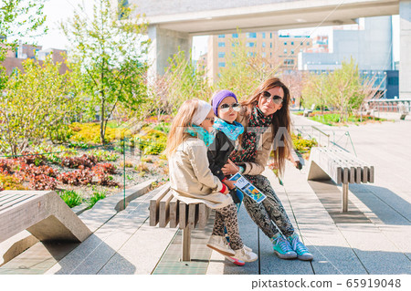 Family in public High Line Urban park in New York Family in public High Line Urban park in New York 65919048