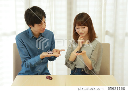 A couple worried about choosing a car 65921168