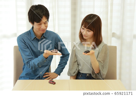 A couple worried about choosing a car 65921171