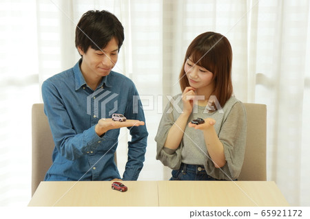 一對夫婦擔心選車 一對夫婦擔心選車 65921172