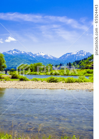 新鮮的綠河和越後山山（垂直） 65924443