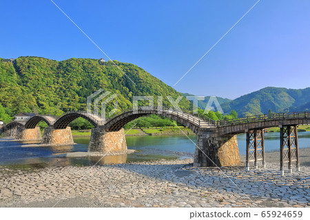 [Yamaguchi Prefecture] Dark green Iwakuni Castle and Kintai Bridge 65924659