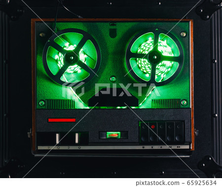 reel to reel audio tape recorder with green led 65925634