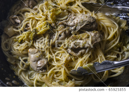 Make oyster pasta 65925855