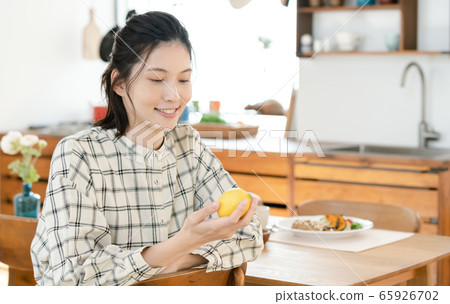 女性用餐用餐廚房 女性用餐用餐廚房 65926702